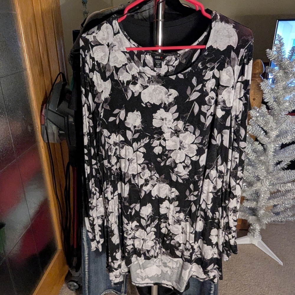 🩷IntroPlus Size Floral Print Ebony Black Scoop Neck 3/4 Sleeve A-Line Tee